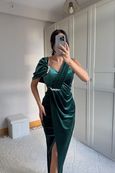 Felicia Omuz Taş Detay Kayık Yaka Kadife Abiye 9361 Zümrüt
