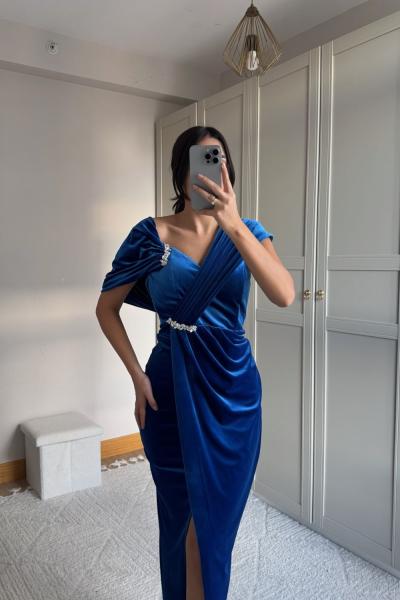 Felicia Omuz Taş Detay Kayık Yaka Kadife Abiye 9361 Saks Mavisi